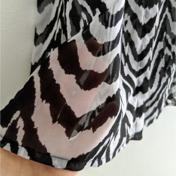 5 for $25! EUC! Zebra Stripe Mesh Blouse Tank - Picture 4 of 5